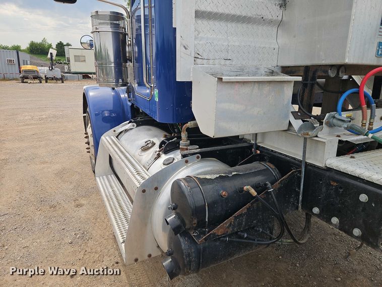 image for item EO7363 2013 Peterbilt 388 semi truck