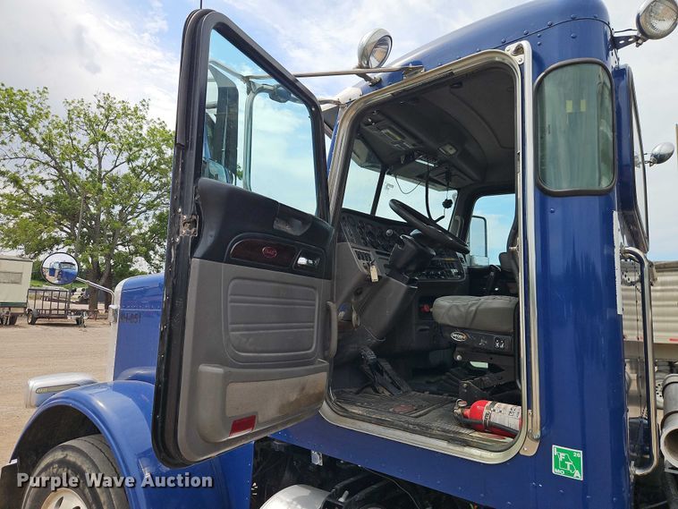 image for item EO7363 2013 Peterbilt 388 semi truck