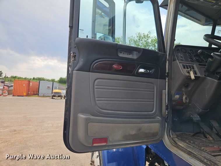image for item EO7363 2013 Peterbilt 388 semi truck