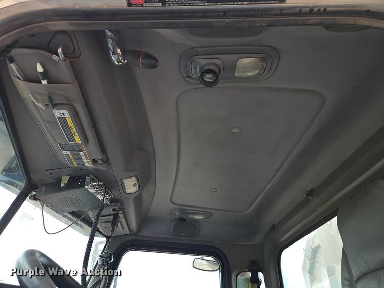 image for item EO7363 2013 Peterbilt 388 semi truck