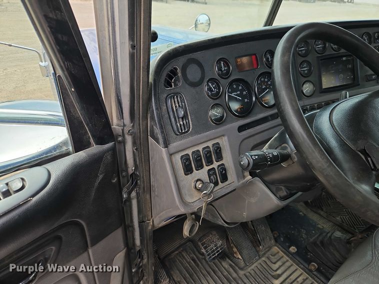image for item EO7363 2013 Peterbilt 388 semi truck