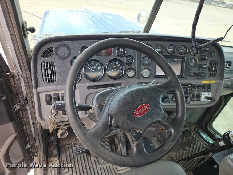 image for item EO7363 2013 Peterbilt 388 semi truck