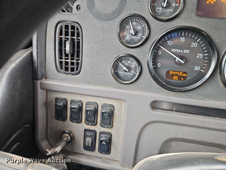 image for item EO7363 2013 Peterbilt 388 semi truck