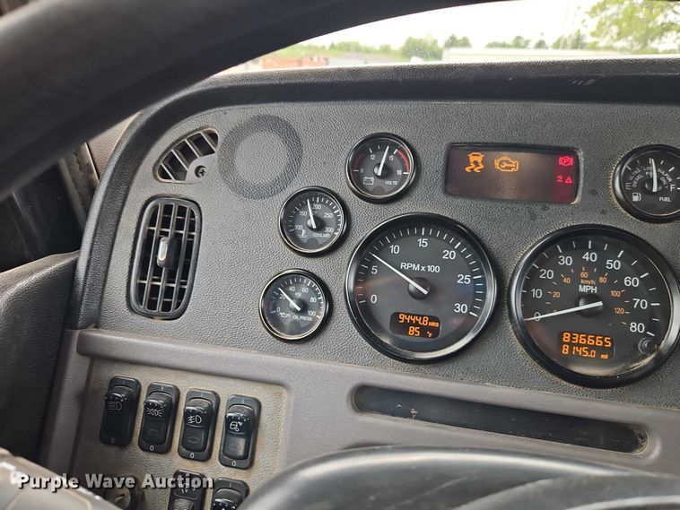 image for item EO7363 2013 Peterbilt 388 semi truck