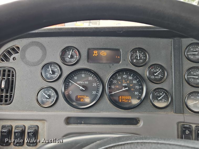 image for item EO7363 2013 Peterbilt 388 semi truck