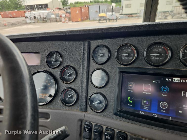 image for item EO7363 2013 Peterbilt 388 semi truck