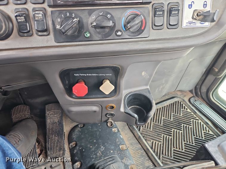 image for item EO7363 2013 Peterbilt 388 semi truck