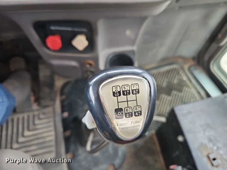 image for item EO7363 2013 Peterbilt 388 semi truck
