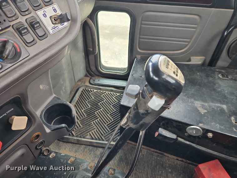 image for item EO7363 2013 Peterbilt 388 semi truck