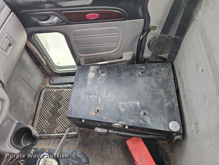 image for item EO7363 2013 Peterbilt 388 semi truck