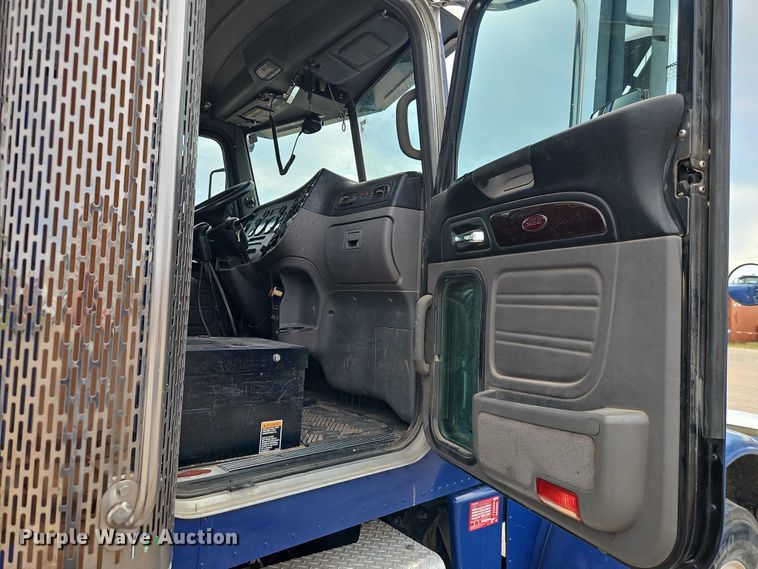 image for item EO7363 2013 Peterbilt 388 semi truck