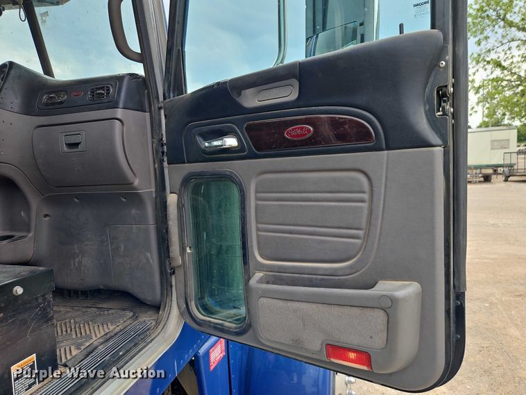 image for item EO7363 2013 Peterbilt 388 semi truck
