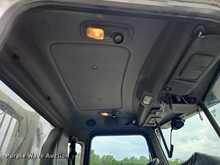 image for item EO7363 2013 Peterbilt 388 semi truck