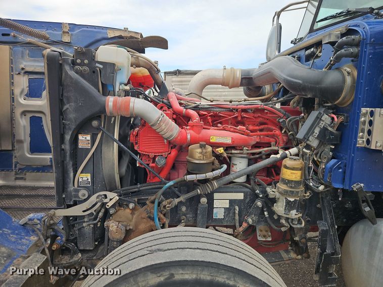 image for item EO7363 2013 Peterbilt 388 semi truck