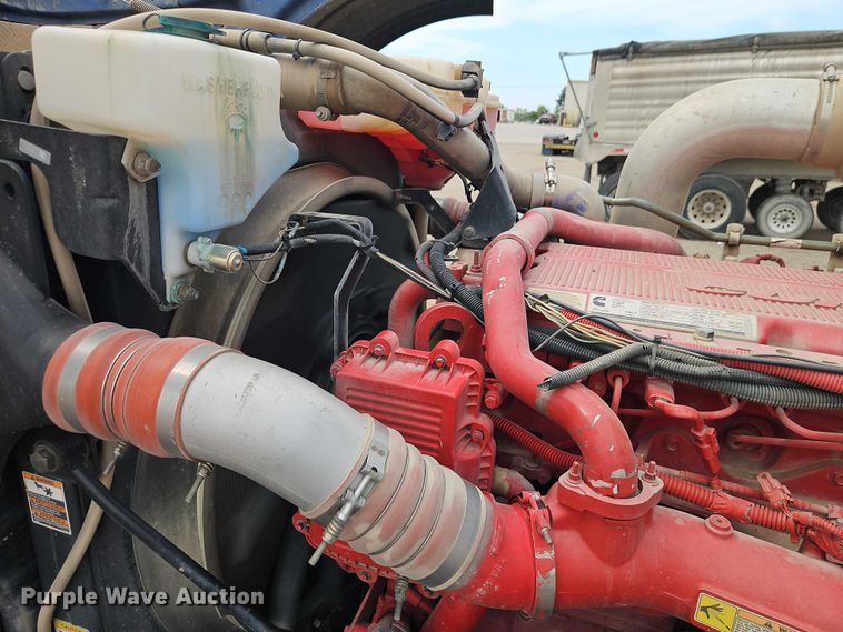 image for item EO7363 2013 Peterbilt 388 semi truck