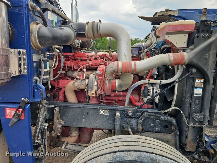 image for item EO7363 2013 Peterbilt 388 semi truck