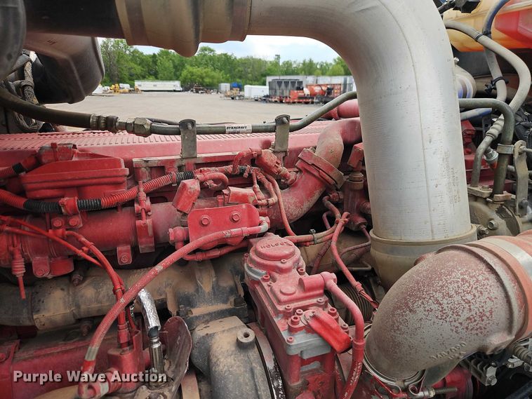 image for item EO7363 2013 Peterbilt 388 semi truck
