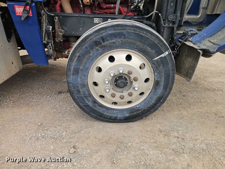 image for item EO7363 2013 Peterbilt 388 semi truck