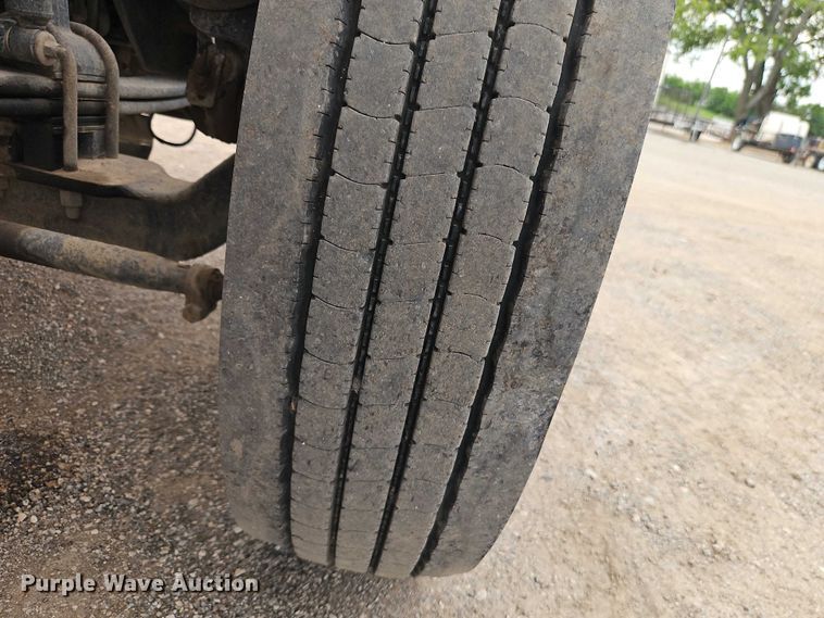 image for item EO7363 2013 Peterbilt 388 semi truck
