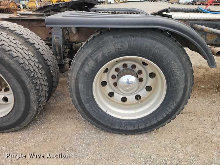 image for item EO7363 2013 Peterbilt 388 semi truck