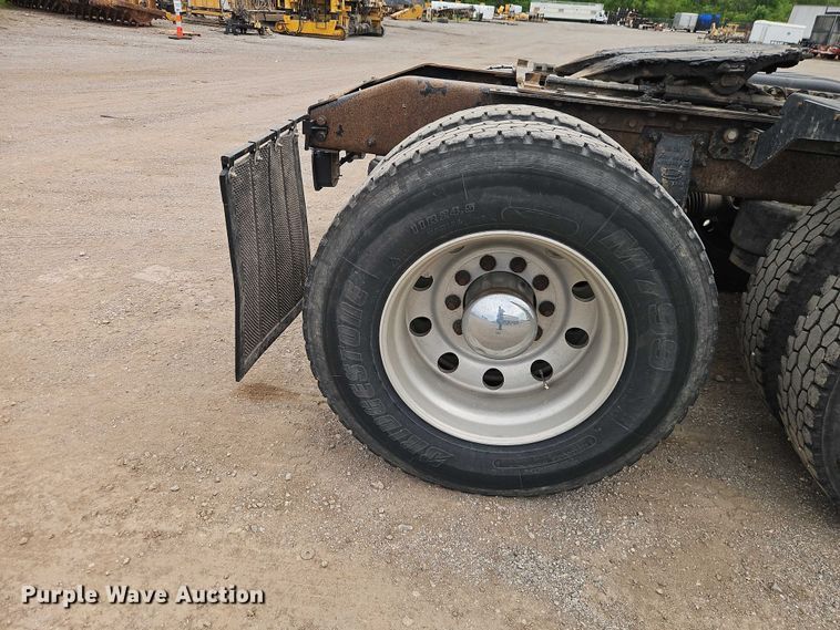 image for item EO7363 2013 Peterbilt 388 semi truck