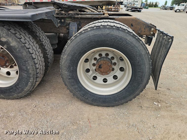 image for item EO7363 2013 Peterbilt 388 semi truck