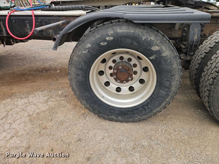 image for item EO7363 2013 Peterbilt 388 semi truck