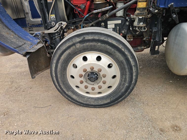 image for item EO7363 2013 Peterbilt 388 semi truck