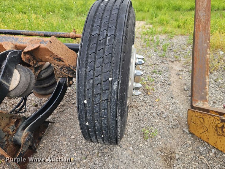 image for item EO7363 2013 Peterbilt 388 semi truck