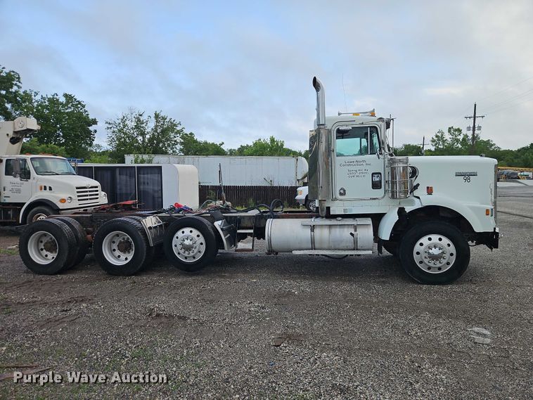 image for item EO7365 1998 Kenworth T800 semi truck
