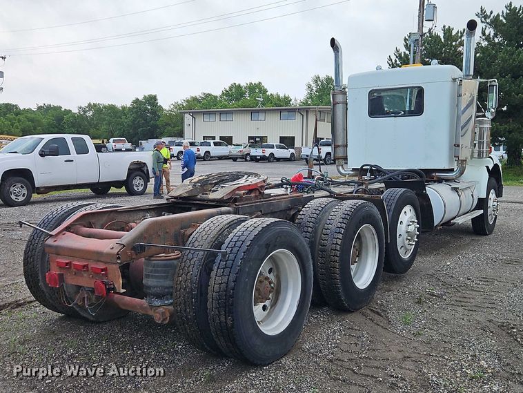 image for item EO7365 1998 Kenworth T800 semi truck