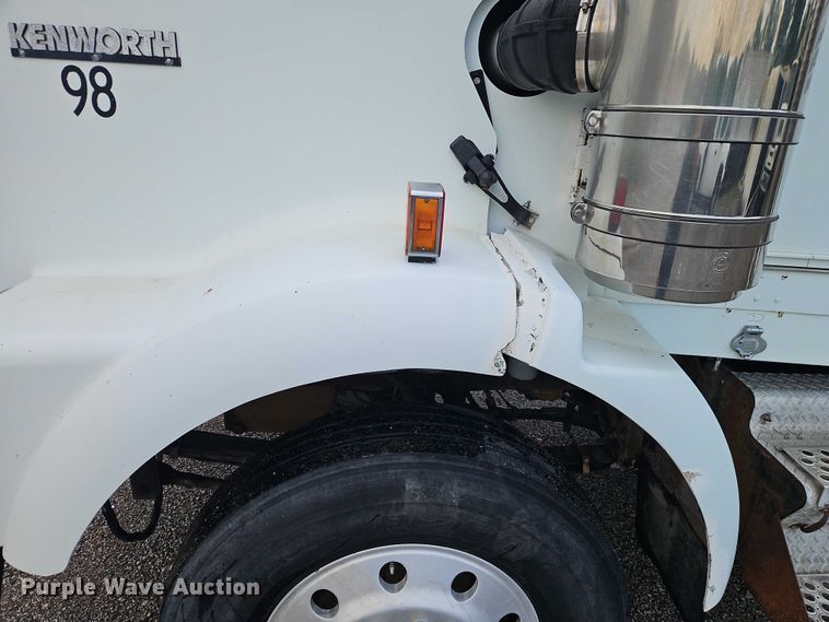 image for item EO7365 1998 Kenworth T800 semi truck