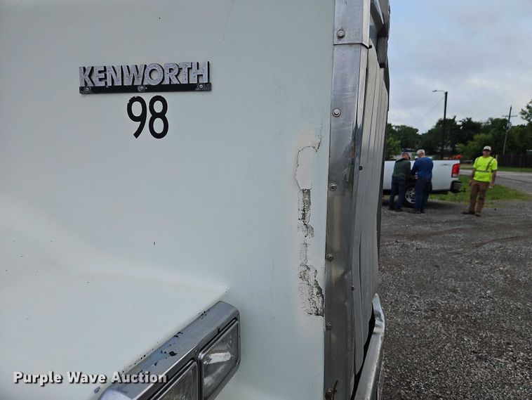 image for item EO7365 1998 Kenworth T800 semi truck