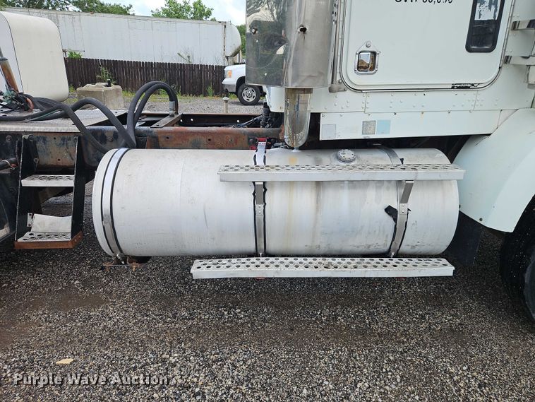 image for item EO7365 1998 Kenworth T800 semi truck