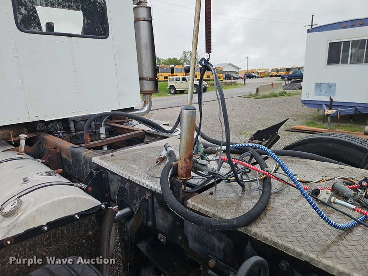 image for item EO7365 1998 Kenworth T800 semi truck