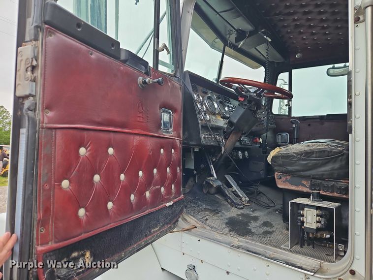 image for item EO7365 1998 Kenworth T800 semi truck