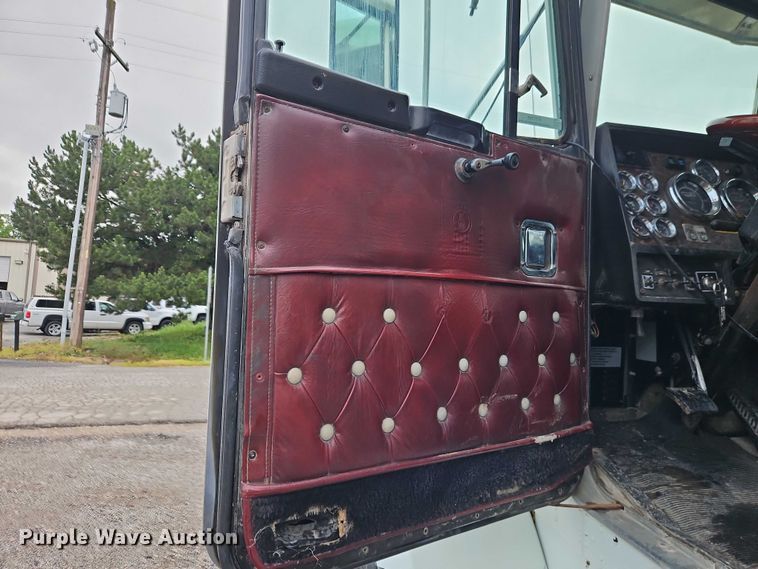 image for item EO7365 1998 Kenworth T800 semi truck