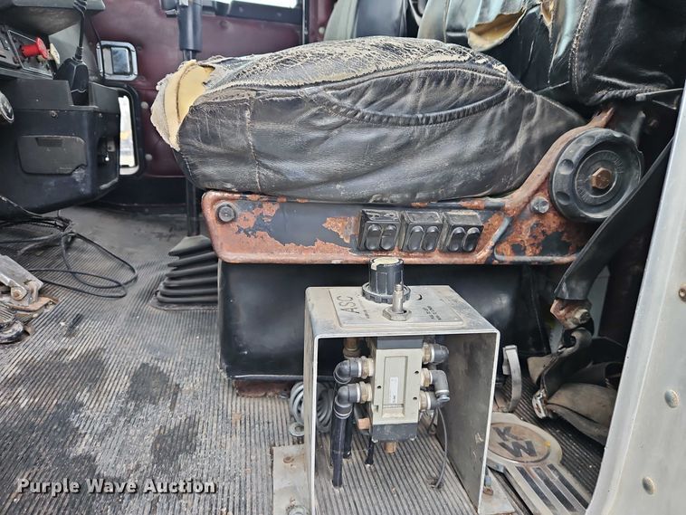 image for item EO7365 1998 Kenworth T800 semi truck
