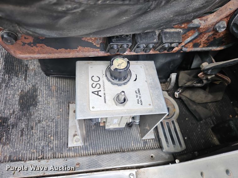 image for item EO7365 1998 Kenworth T800 semi truck