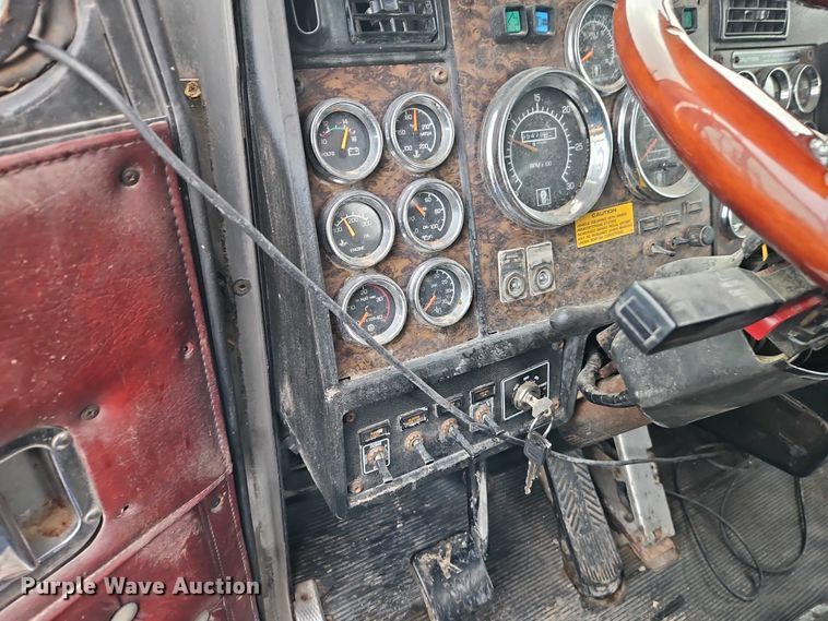 image for item EO7365 1998 Kenworth T800 semi truck