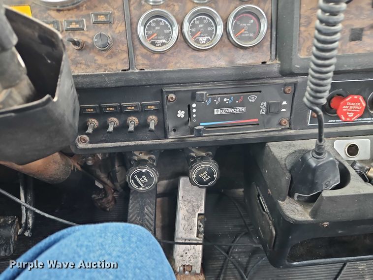 image for item EO7365 1998 Kenworth T800 semi truck