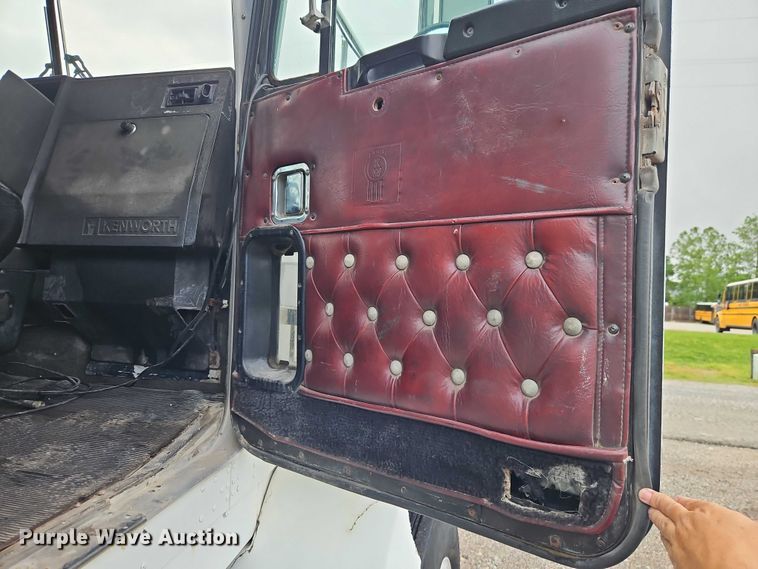 image for item EO7365 1998 Kenworth T800 semi truck