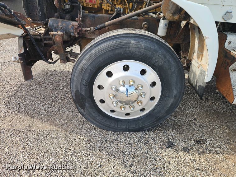 image for item EO7365 1998 Kenworth T800 semi truck