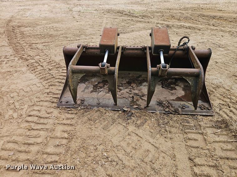 image for item EO7393 Melroe 72 INDL BKT GRPL skid steer grapple bucket