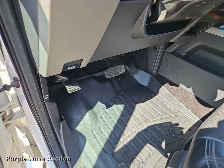 image for item EO7422 2016 Ford F350 Super Duty  Crew Cab pickup truck