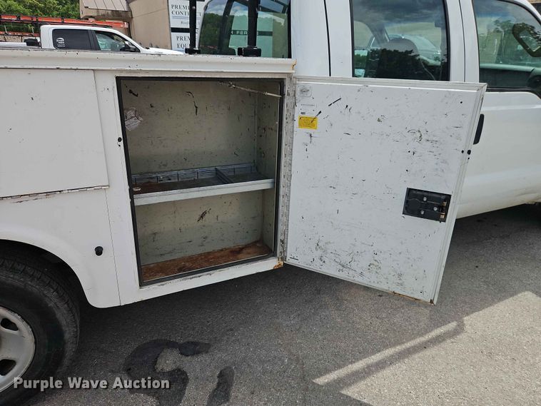 image for item EO7432 2009 Ford F250 Super Duty Crew Cab utility bed pickup truck