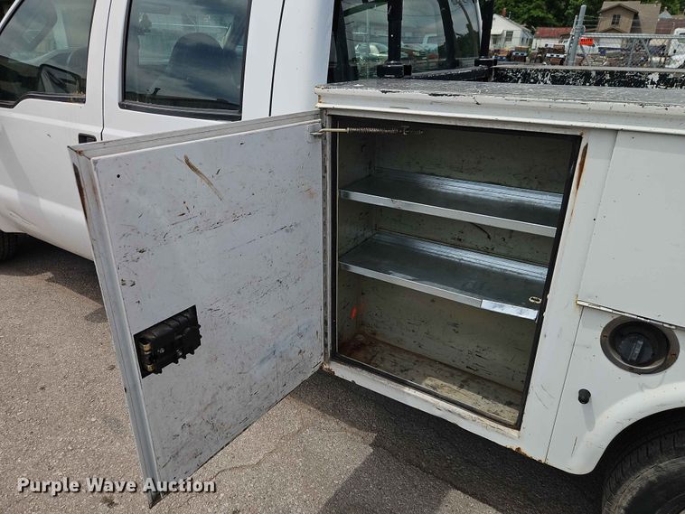 image for item EO7432 2009 Ford F250 Super Duty Crew Cab utility bed pickup truck