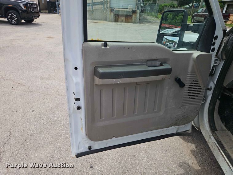 image for item EO7432 2009 Ford F250 Super Duty Crew Cab utility bed pickup truck
