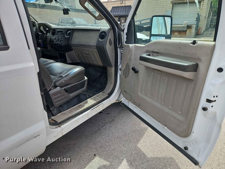 image for item EO7432 2009 Ford F250 Super Duty Crew Cab utility bed pickup truck