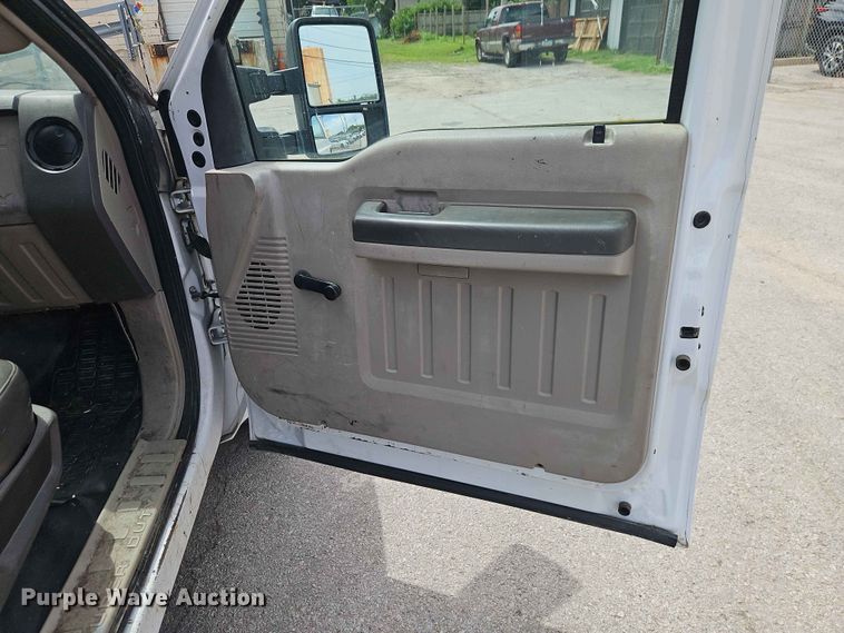 image for item EO7432 2009 Ford F250 Super Duty Crew Cab utility bed pickup truck